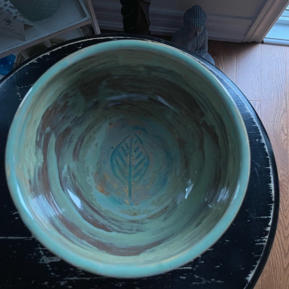 Stunning pottery bowl with centre leaf. Great boho farmhouse piece. - Picture 2 of 5